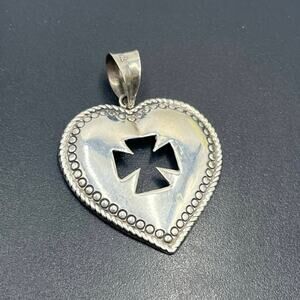 Vintage Sterling Silver Heart
Pendant with Cross Cutout 5.1g‎ Beaded Border